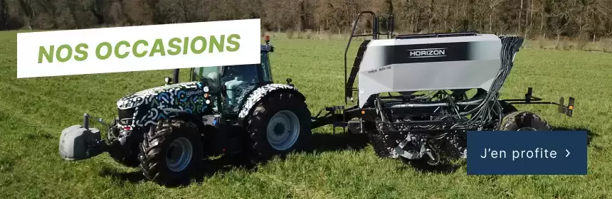 Bannière d'un tracteur dans un champ avec un texte