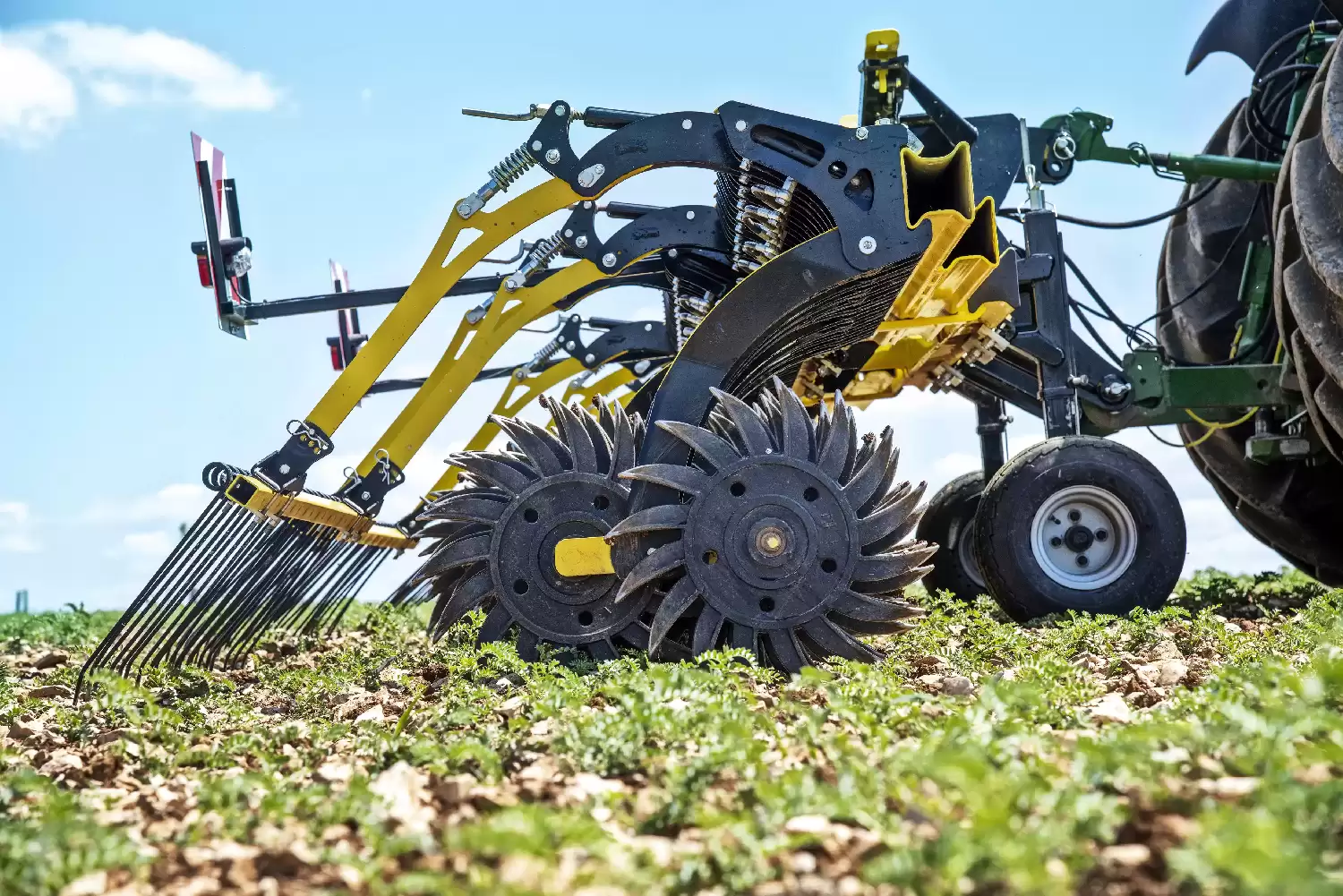 Vue latérale de la houe rotative hélios phen