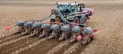 Photo d'un tracteur avec semoir avec TUVR et contrôle de déb